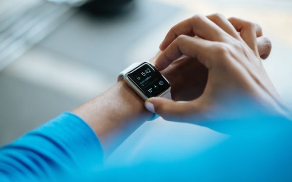 AI穿戴设备的冰与火：光帆全感穿戴开售 vs Fitbit Air信任危机
