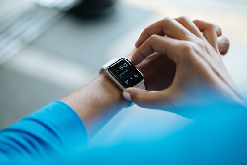 AI穿戴设备的冰与火：光帆全感穿戴开售 vs Fitbit Air信任危机