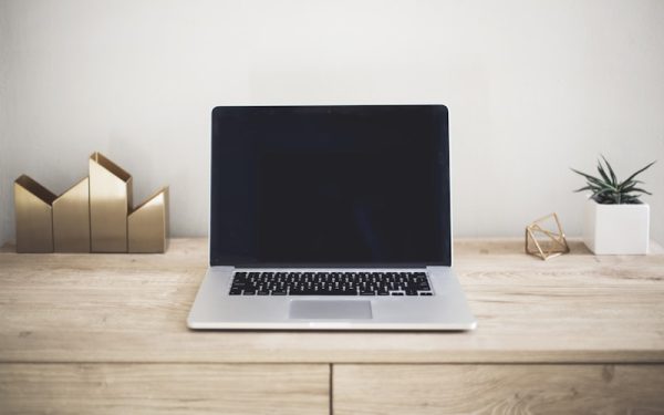 MacBook Neo vs 荣耀MagicBook 14 2026：轻薄本三条路线怎么选？