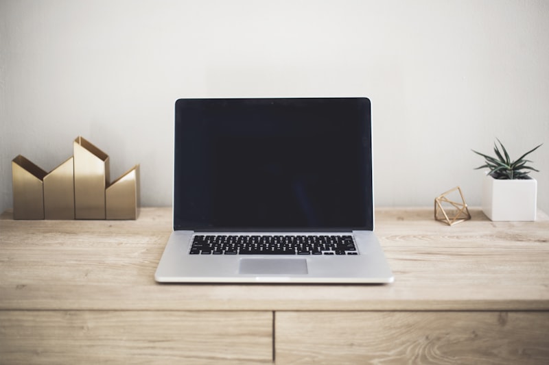 MacBook Neo vs 荣耀MagicBook 14 2026：轻薄本三条路线怎么选？
