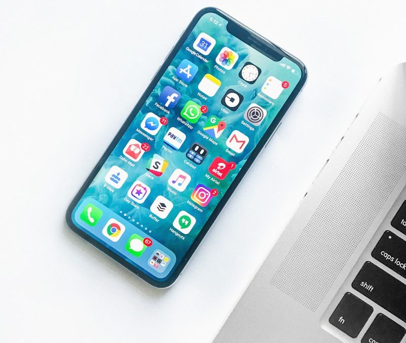 苹果Ultra化战略：折叠屏iPhone铰链受阻、MacBook触控OLED、AirPods加摄像头