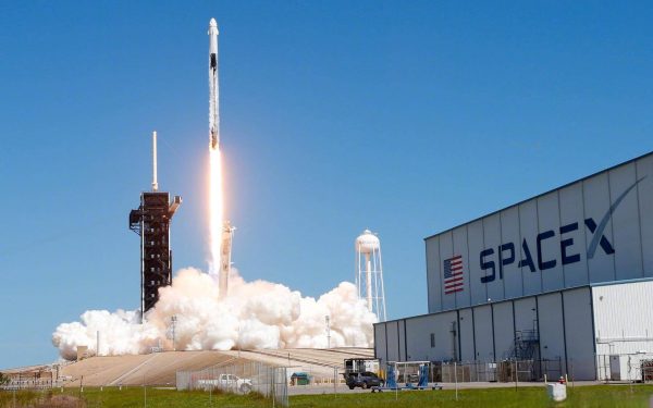 SpaceX星舰商业化：2026年首次载人绕月任务