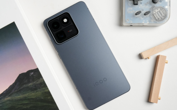 OPPO Reno16评测：3D冰透悬浮工艺让手机变成随身艺术品