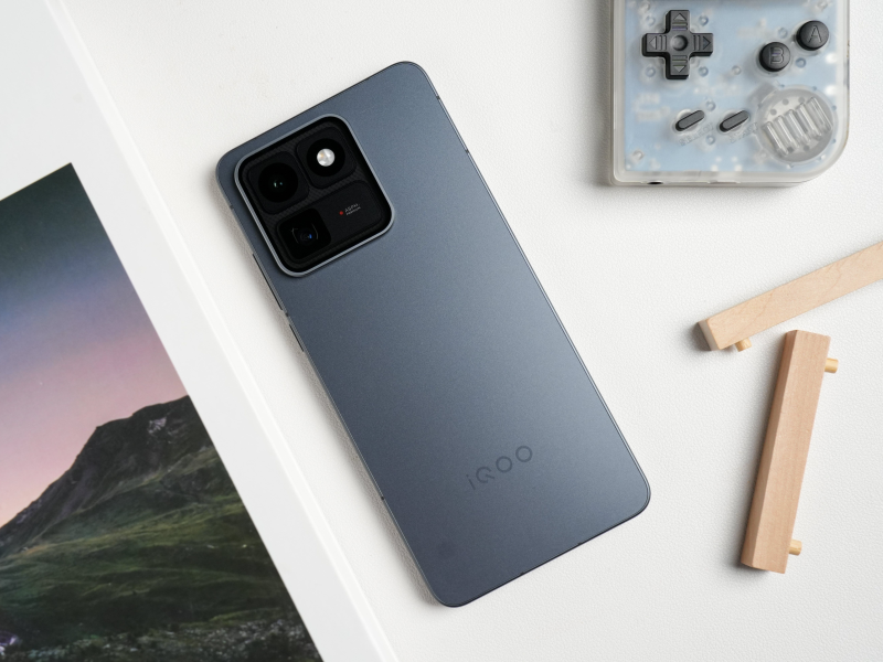 OPPO Reno16评测：3D冰透悬浮工艺让手机变成随身艺术品